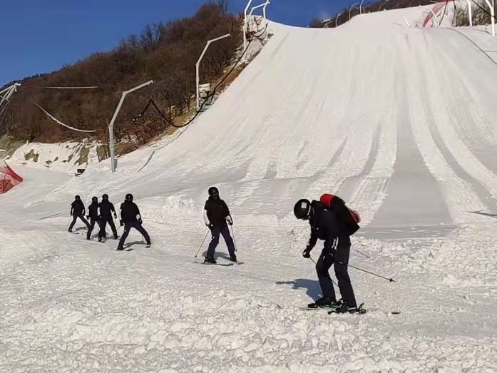 完成电力设备巡视保障工作归来的高山滑雪机动运维班成员。