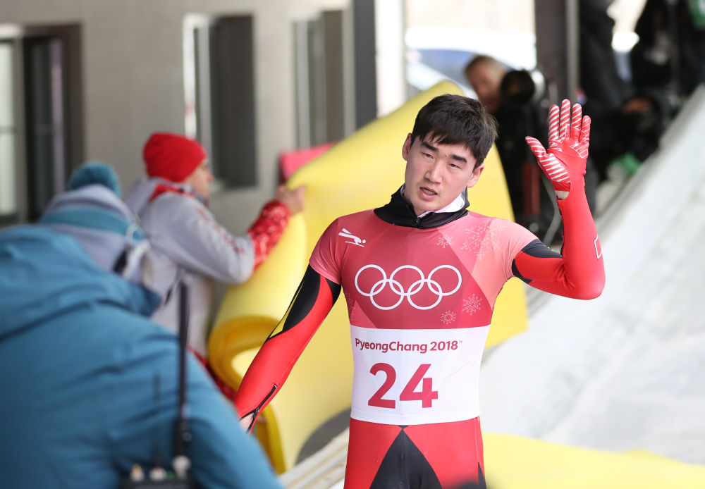 2018年平昌冬奥会男子钢架雪车项目比赛中，耿文强在比赛后向观众致意。新华社记者 白雪飞 摄